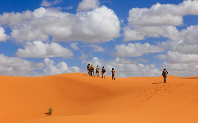 Fototapeta na wymiar people walk of the Sahara desert