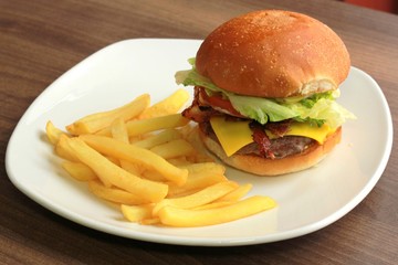 Hamburguesas ternera con queso, bacon y patatas