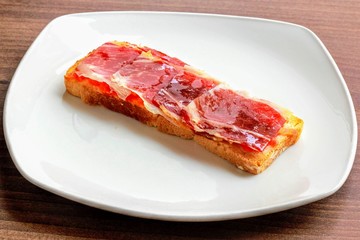 Tostada jamon con tomate y aceite