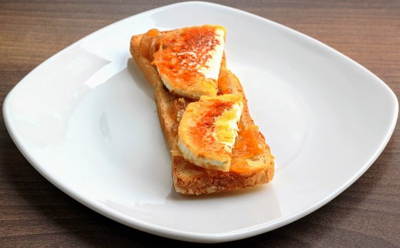 Tosta rulo queso cabra con mermelada