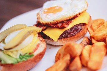 Hamburguesas ternera con queso y huevo