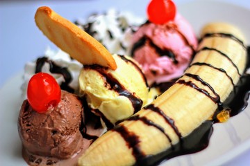 Postre helado platano fresa