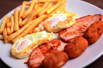 Plato combinado de pavo, croquetas, huevo y patatas
