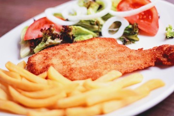 Escalope de ternera a la milanesa rebozado con patatas y ensalada