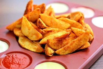 Patatas fritas con salsas