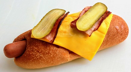 Perrito caliente, salchicha con queso y pepinillos