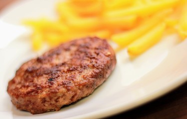 Hamburguesa de carne con patatas