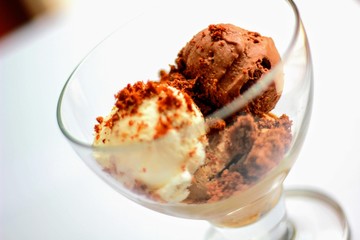 Copa de bolas de helado de chocolate con vainilla
