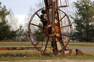 Nahaufnahme eines Baukranes in einem verlassenem Braunkohle Tagebau