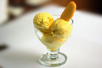 Copa de bolas de helado de limon