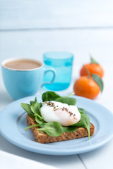 toast with spinach and egg