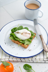 toast with spinach and egg