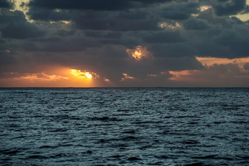 Naklejka premium Sunset over the atlantic Ocean