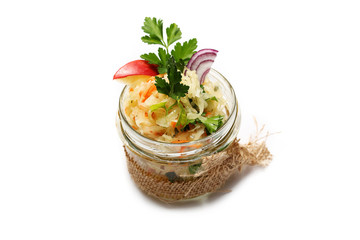 Surówka z białej kapusty na białym tle.