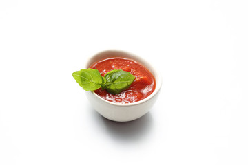 Sos pomidorowy na białym tle.