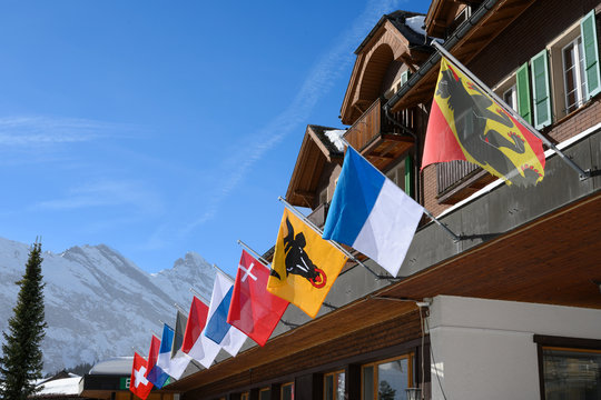 Kantonsfahnen der Schweiz an einem Hotel, M&uuml;rren, Berneroberland, Schweiz