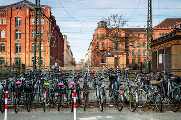 Obraz premium Ein Fahrradparkplatz im historischen Schweriner Stadtzentrum am Hauptbahnhof