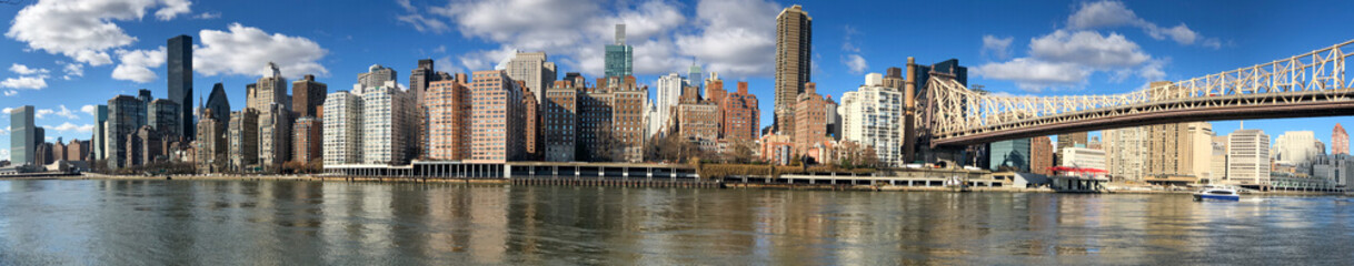 Fototapeta na wymiar Panoramic view of Midtown Manhattan skyline from Roosevelt Island, New York City