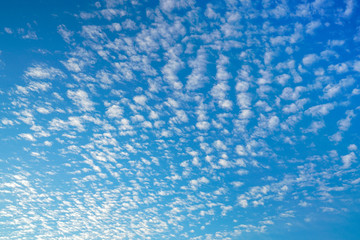 Fototapeta na wymiar Blauer Himmel mit weißen Wolken