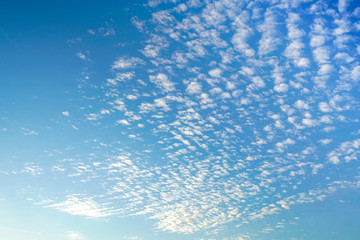 Fototapeta na wymiar Blauer Himmel mit weißen Wolken