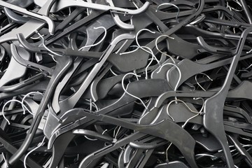 a pile og hangers