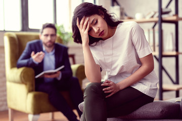 Obraz premium Beautiful young woman focusing on her problems