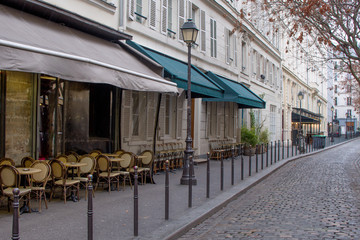 Fototapeta na wymiar Paris in winter buildings on a small street