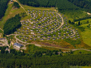 Luftbild von einem Ferienpark im Sauerland