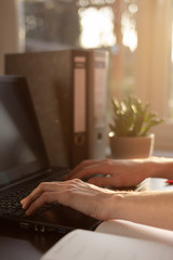 Blogger arbeitet im Büro zu Hause an einem Artikel