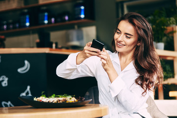 freelance, freelancer, work, job, online, shopping, app, application, online shopping, shopping app, buying, SALE, discount, SALES, girl, woman, girls, women, inside, laptop, cafe, work from home