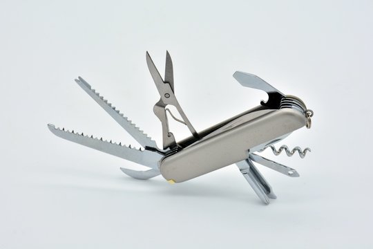 navaja multiusos abierta de diferentes maneras