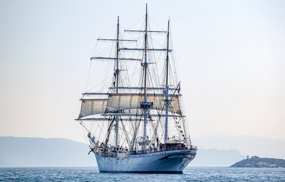 norwegian three mast drill ship