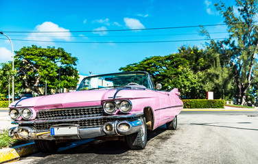 HDR - Amerikanischer pink Cabriolet Oldtimer parkt in der Seitenstrasse in Havanna City Cuba -...