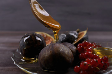 food photography figs and honey