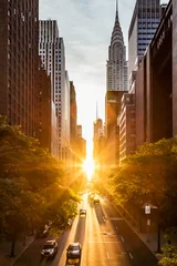 Deurstickers Zonsonderganglicht schijnt op de gebouwen en auto& 39 s op 42nd Street in Midtown New York City rond de tijd van de Manhattanhenge-zomerzonnewende © deberarr