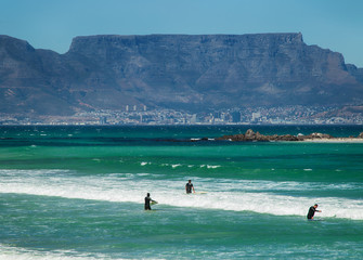 Windsurfer und Kiter in Kapstadt Südafrika vor dem Tafelberg