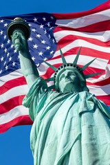 Freiheitsstatue mit amerikanischer Flagge im Hintergrund
