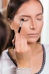 Obraz premium Make up artist working in a studio