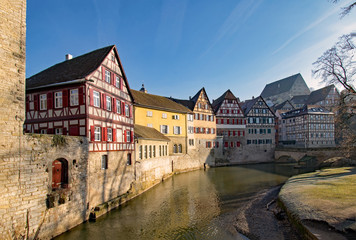 Fachwerkhäuser am Fluss Kocher in Schwäbisch Hall in Baden-Württemberg, Deutschland 