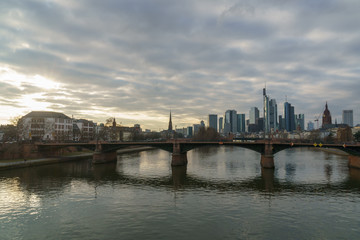Obraz premium Stunning sunset view of financial skyline in Frankfurt