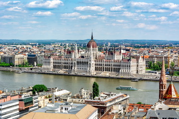 Obraz premium Budapest cityscape with Hungarian parliament building and Danube river, Hungary