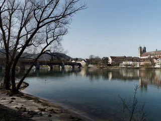 Obraz premium Bad Säckingen. Blick auf die längste gedeckte Holzbrücke Europas, Fridolinsmünster, altkatholische Kirche und Diebsturm vom Schweizer Ufer aus gesehen