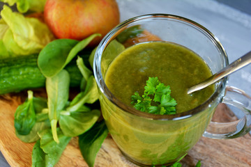 Grüner Smoothie mit Zutaten	