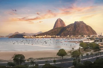 Poster Rio de Janeiro Botafogo, Guanabara Bay en Sugar Loaf Mountain bij zonsondergang - Rio de Janeiro, Brazilië