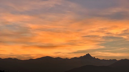 Obraz premium tramonto sul Monviso, cima delle Alpi Cozie in Piemonte