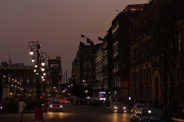 Centro histórico, plaza en las calles de México, paseo nocturno, atardecer.