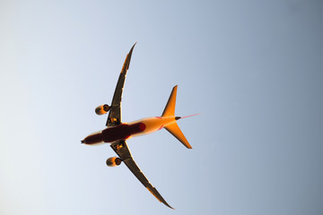 Flugzeug vor der Landung angestrahlt von der Abendsonne - Stockfoto