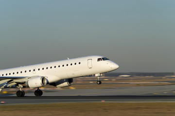 Startendes Flugzeug auf der Startbahn West am Frankfurter Flughafen - Stockfoto