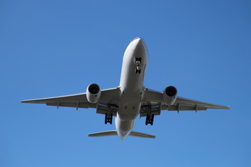 Zweistrahliges Flugzeug und blauer Himmel - Stockfoto