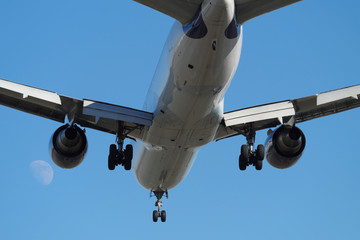 Flugzeug in der Luft und Mond und blauer Himmel - Stockfoto 